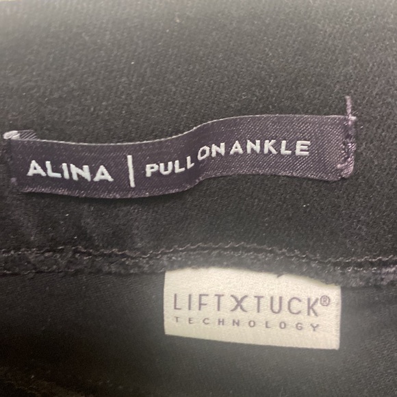 NYDJ Skinny Ankle Pull-On Jeans
With Sideseam Slit, Size 6 petite - Picture 5 of 8